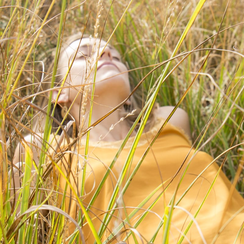 couchée-dans-l-herbe